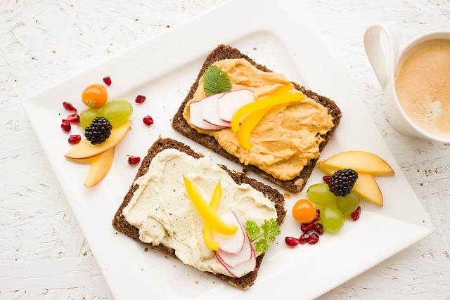 Příprava veganských snídaní na víkendové brunchování s přáteli