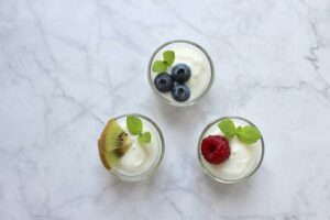 Bílý jogurt jak ochutit: 7 zdravých a chutných nápadů