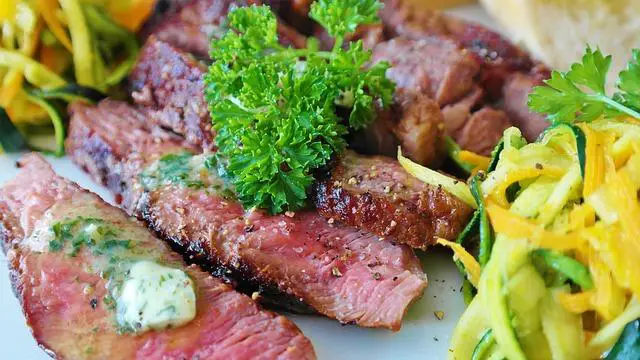 Příprava masa: Jak správně marinovat a připravit steak