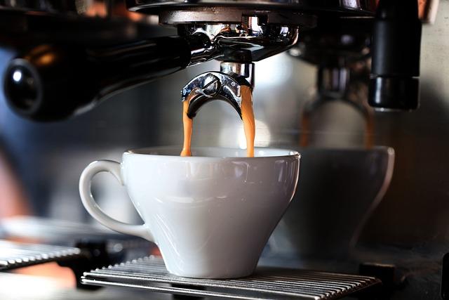 Servírování a zdobení: Jak prezentovat espresso macchiato jako barista