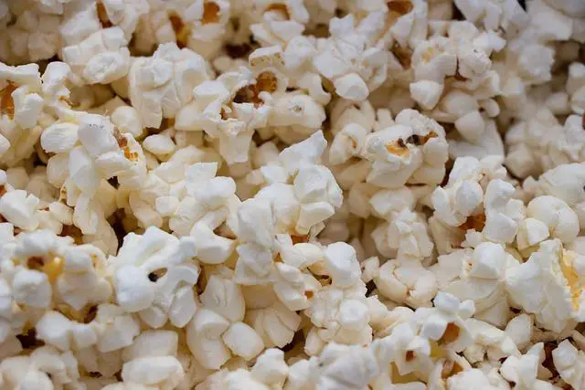 Sladká pohádka: Čokoládový popcorn⁢ s arašídovým máslem