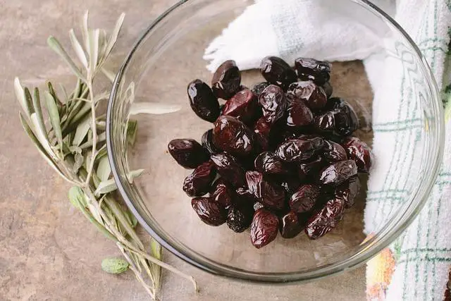 Domácí nakládané tvarůžky: Tradiční recept na lahodný sýr!