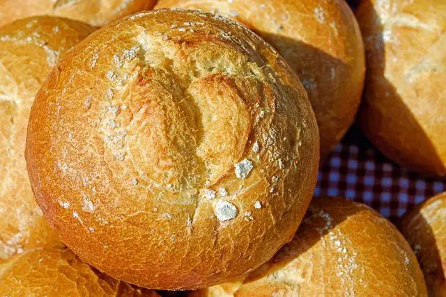 Krok za krokem: Domácí recept na čerstvý chléb bez lepku