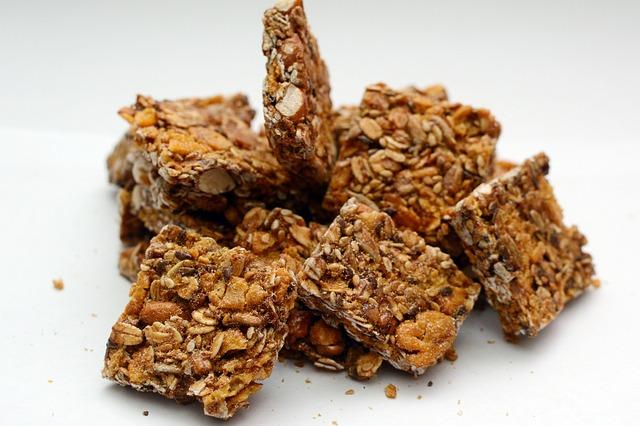 Netradiční variace: ⁤Granola ‌s jogurtem, ovocem a dalšími přísadami